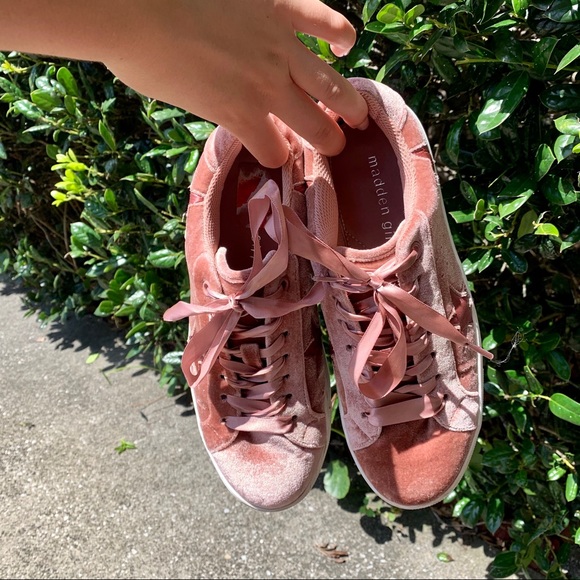 Madden Girl Velvet Star Sneakers Size 7 - Picture 13 of 16